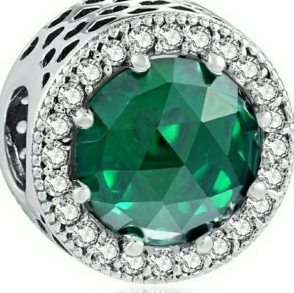 Jewelry - Green radiant Hearts charm bead.